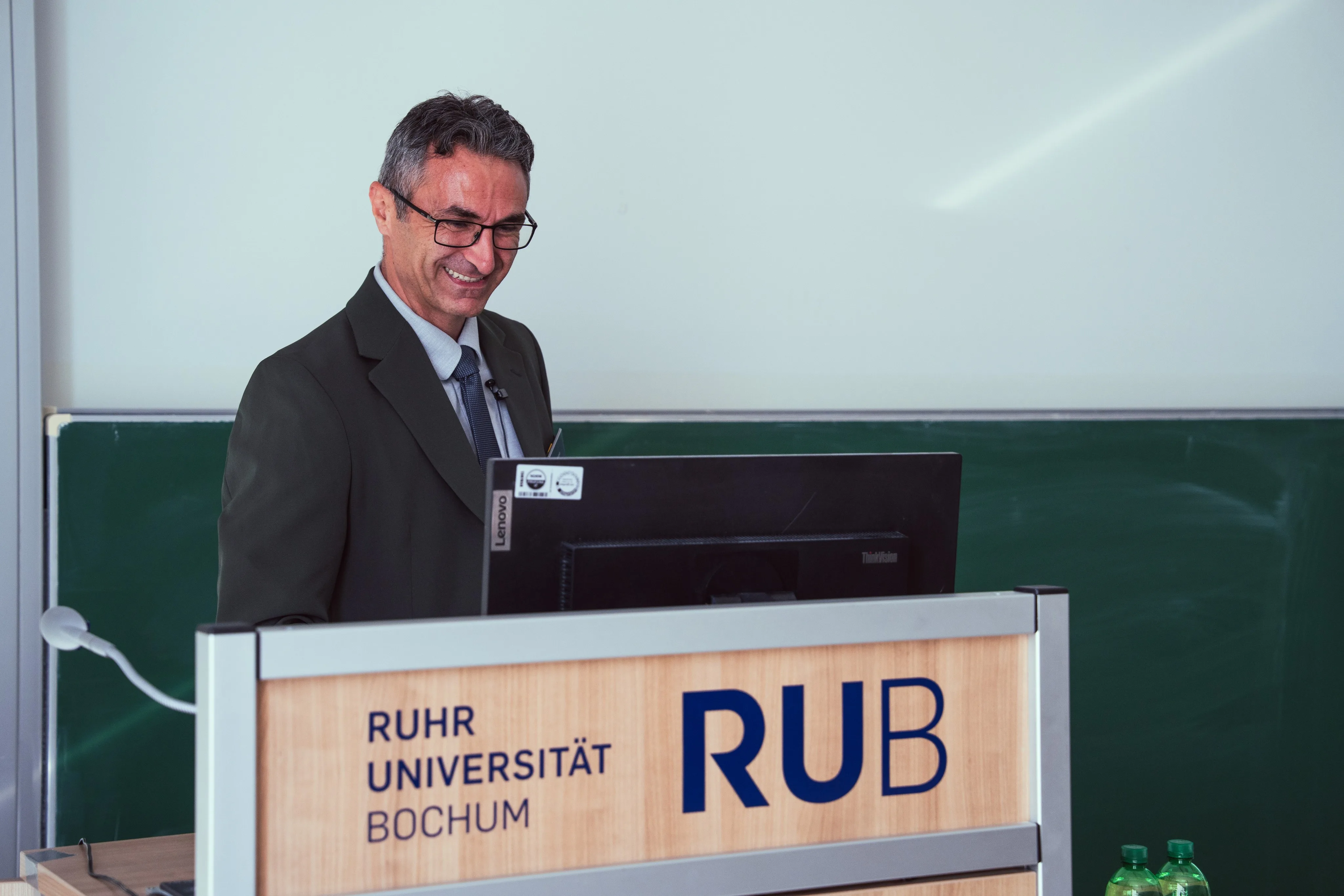 Prof. Aydin Sezgin welcomes the consortium in Bochum.