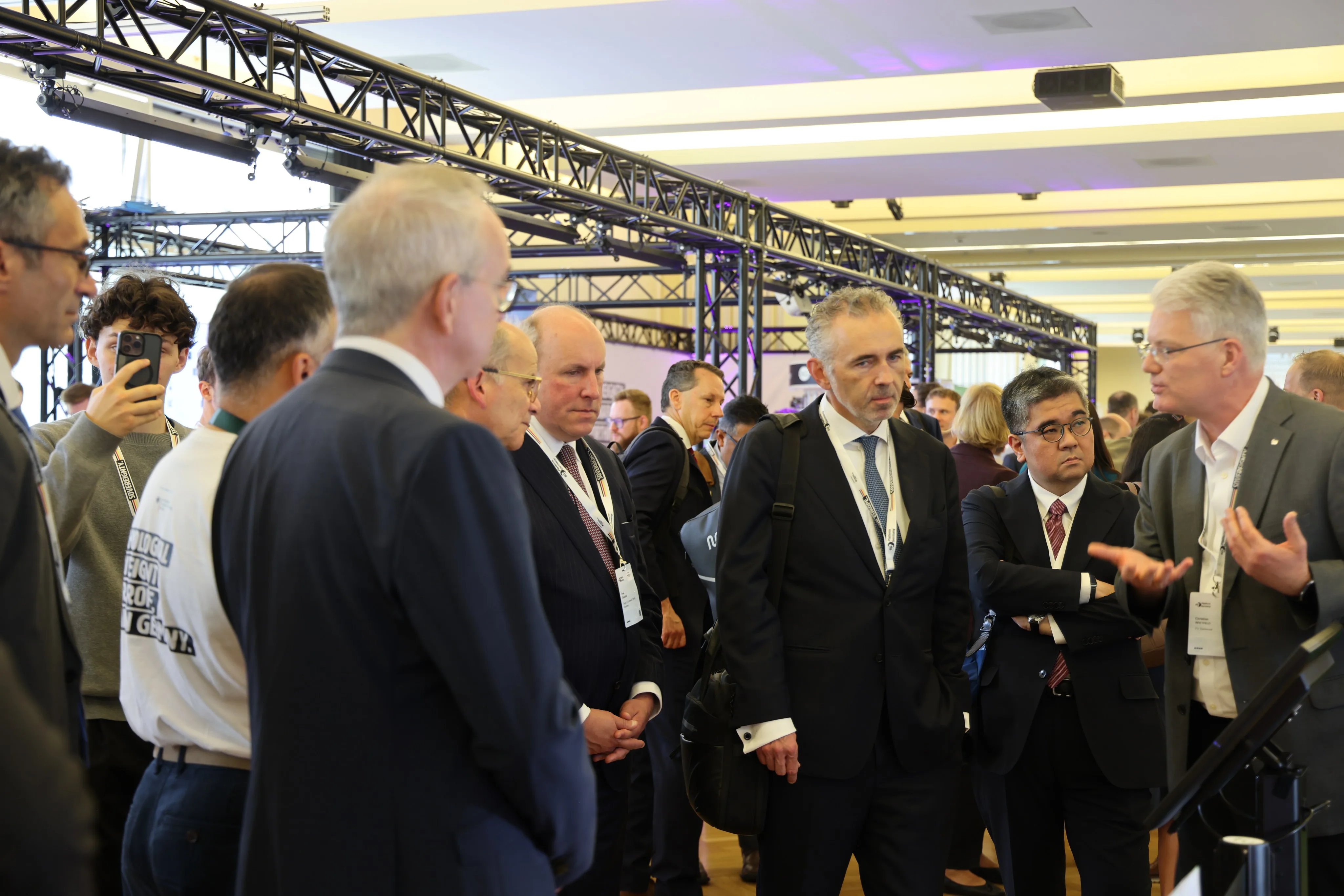 After the opening session, VIP guests Paul Dabbar, Deputy Secretary of Commerce at the US Department of Commerce, Dr. Rolf-Dieter Jungk, State Secretary at the Federal Ministry of Research, Technology and Space, and Prof. Gerhard Hindricks of Charité Berlin visited the 6GEM+ booths to explore the live demos and learn more about ongoing research.